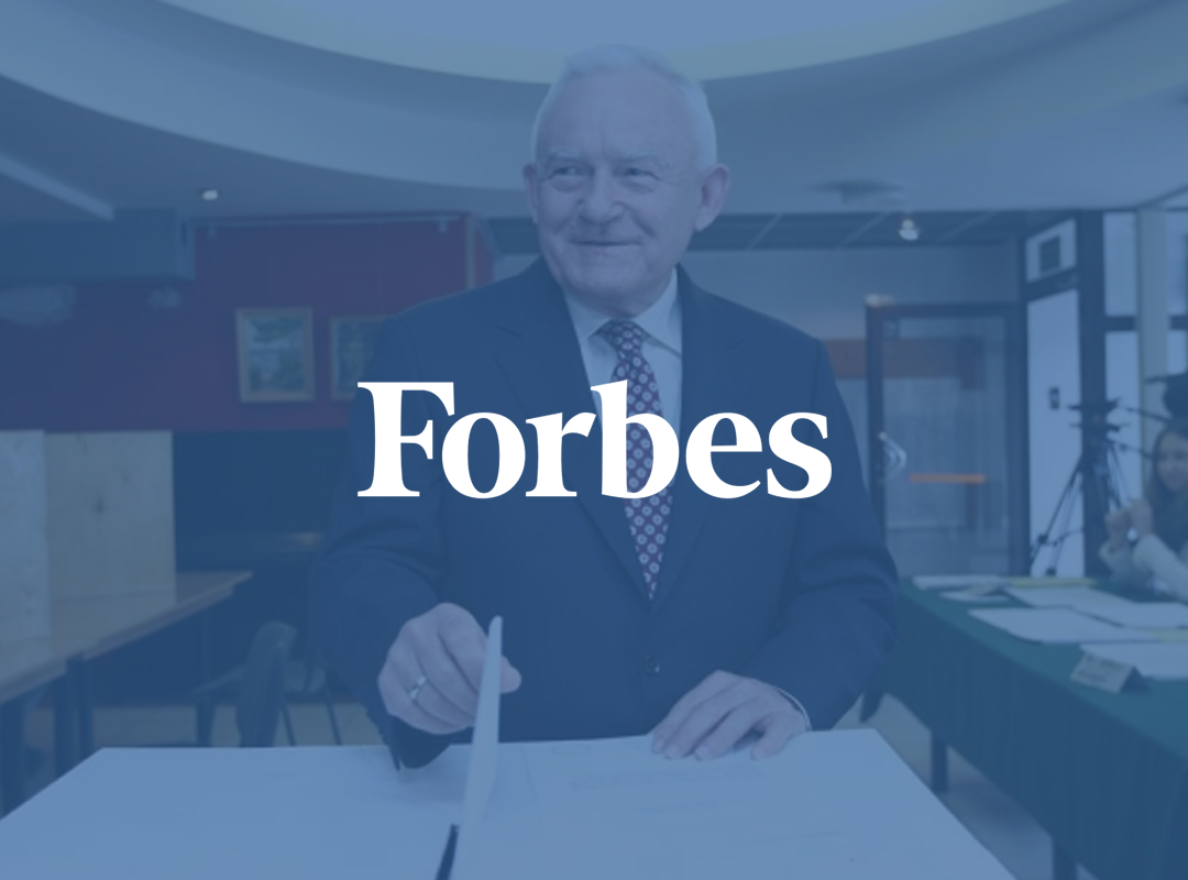 Статья Forbes о попытках богатых и влиятельных людей обойти очереди на вакцинацию от Covid